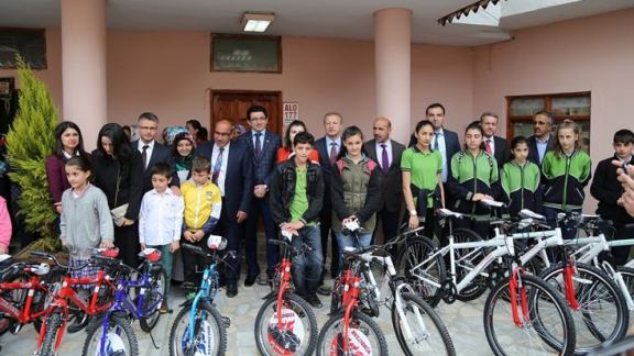 Halk Sağlığı Müdürlüğü ve Milli Eğitim Müdürlüğü İşbirliği İle Gerçekleşen Programda 30 Öğrenciye Bisiklet Dağıtımı Yapıldı.